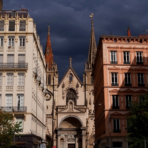 Eglise au fond d'une rue avec ciel orageux - France  - collection de photos clin d'oeil, catégorie rues